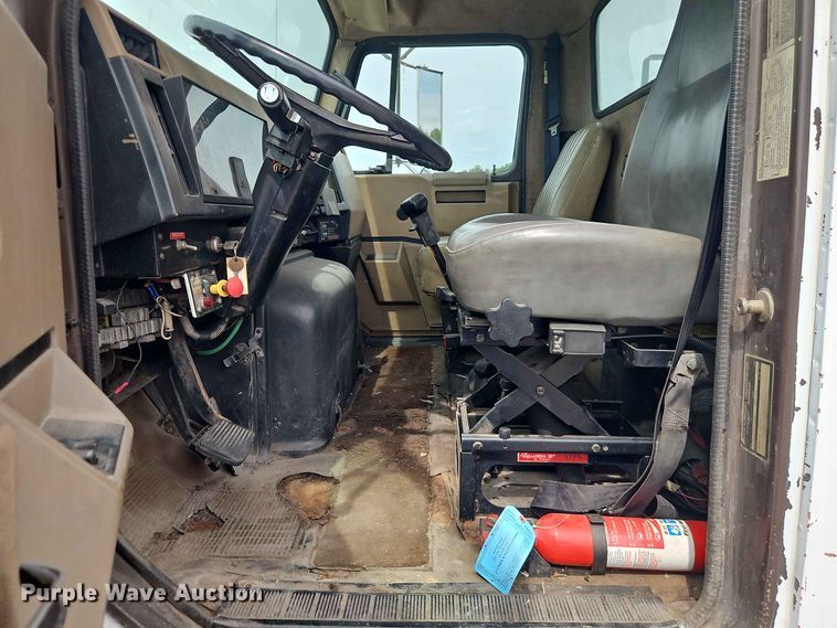 image for item EO8538 1990 International F8200 crane truck