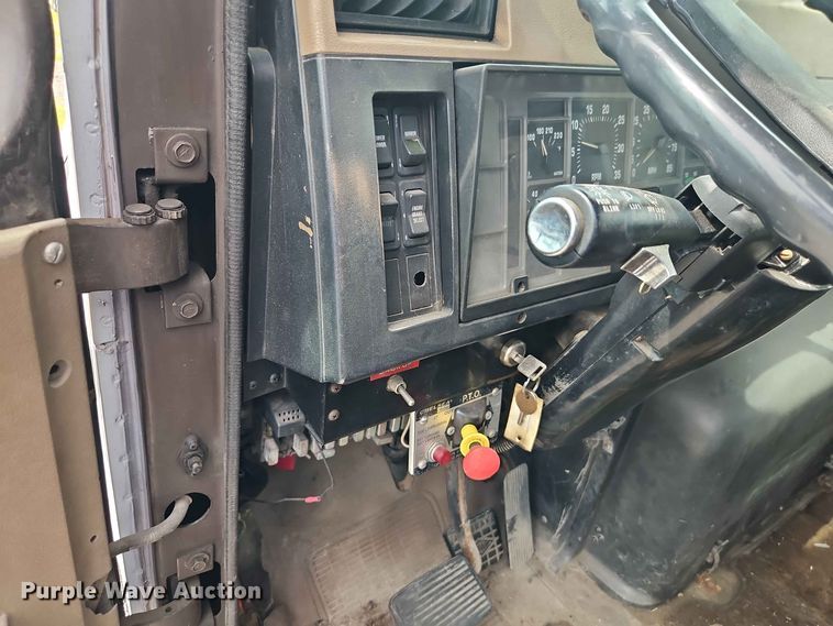 image for item EO8538 1990 International F8200 crane truck