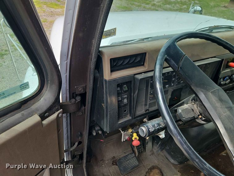 image for item EO8538 1990 International F8200 crane truck