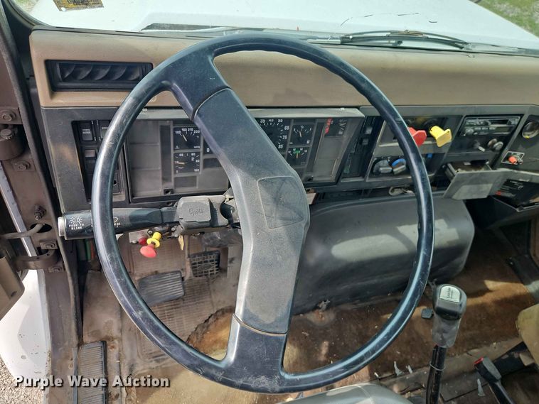 image for item EO8538 1990 International F8200 crane truck