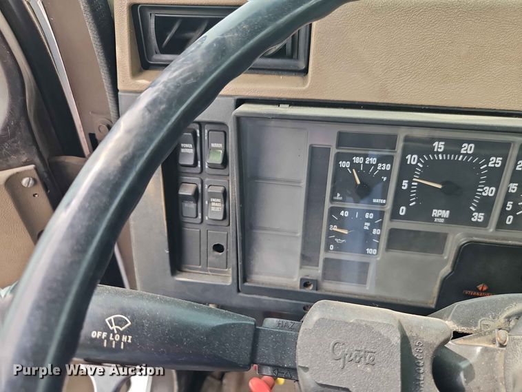 image for item EO8538 1990 International F8200 crane truck