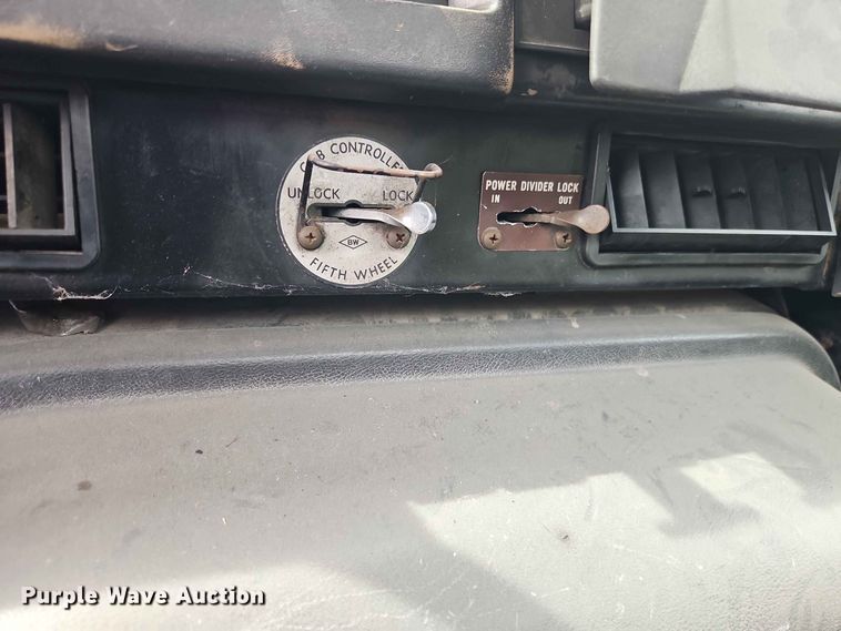 image for item EO8538 1990 International F8200 crane truck