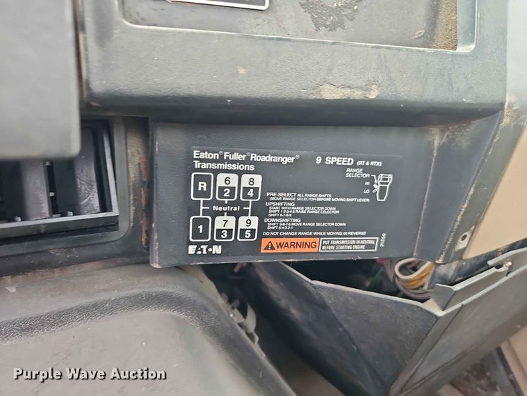 image for item EO8538 1990 International F8200 crane truck