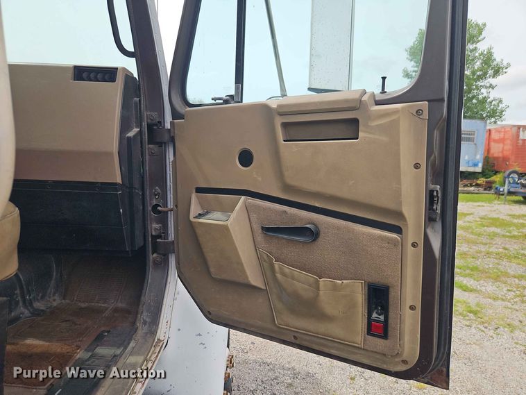 image for item EO8538 1990 International F8200 crane truck