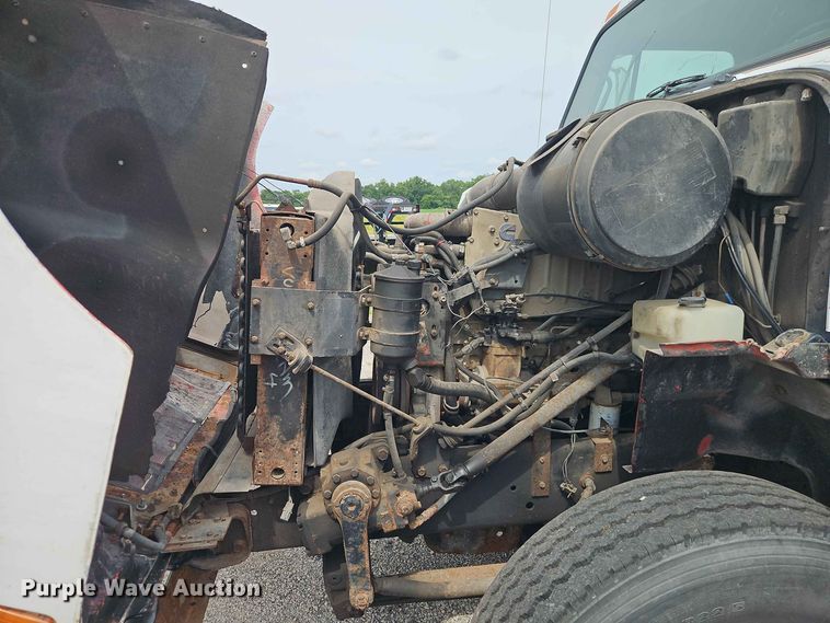 image for item EO8538 1990 International F8200 crane truck