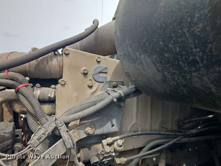 image for item EO8538 1990 International F8200 crane truck