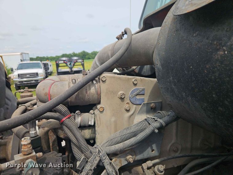 image for item EO8538 1990 International F8200 crane truck