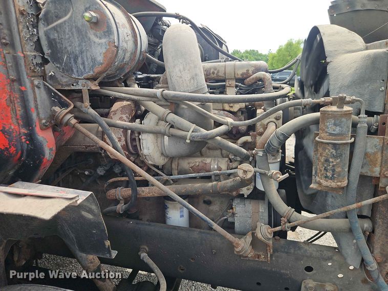 image for item EO8538 1990 International F8200 crane truck