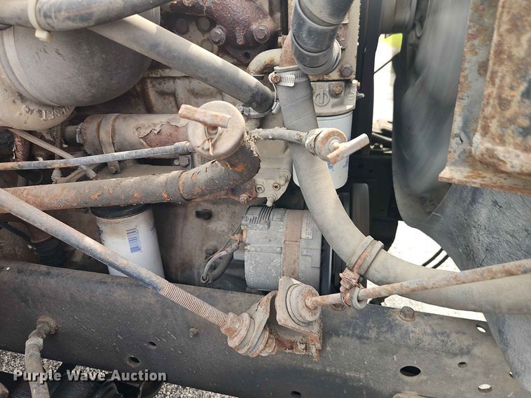 image for item EO8538 1990 International F8200 crane truck