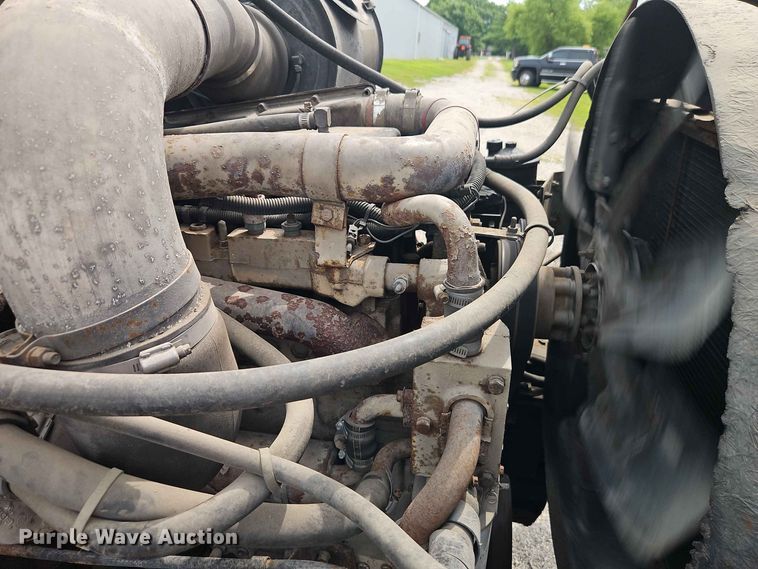 image for item EO8538 1990 International F8200 crane truck