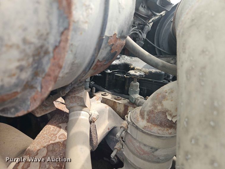 image for item EO8538 1990 International F8200 crane truck