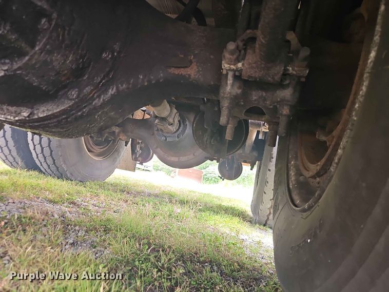 image for item EO8538 1990 International F8200 crane truck