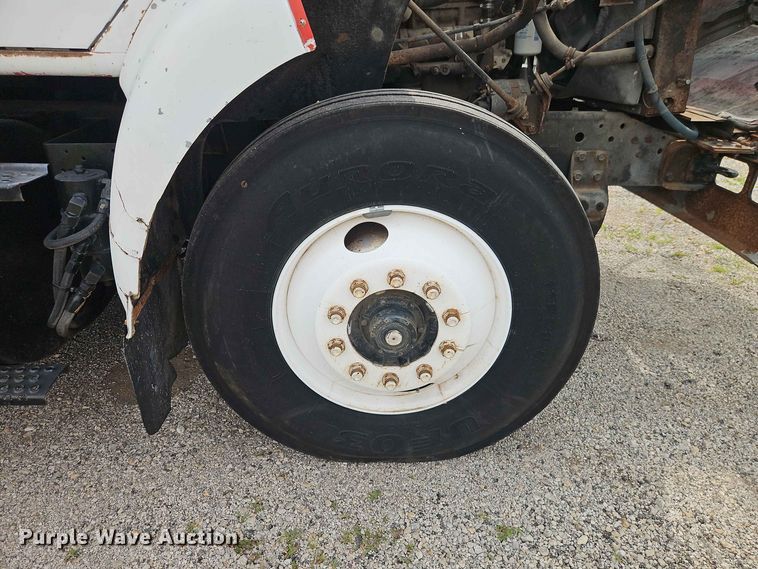 image for item EO8538 1990 International F8200 crane truck