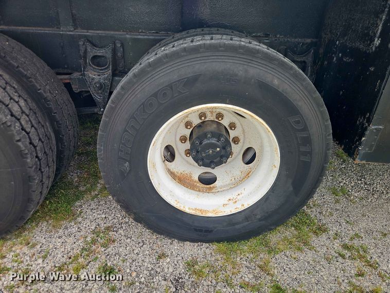 image for item EO8538 1990 International F8200 crane truck