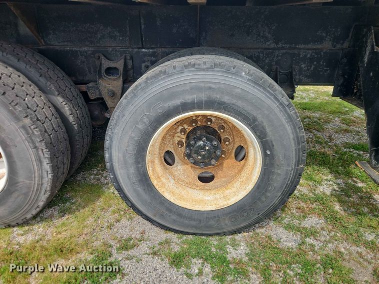 image for item EO8538 1990 International F8200 crane truck