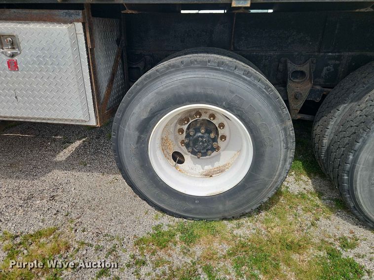 image for item EO8538 1990 International F8200 crane truck