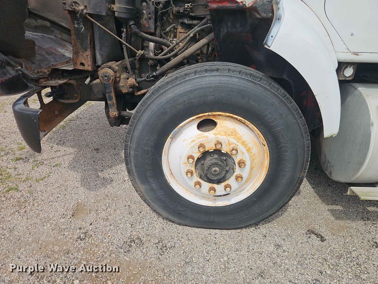 image for item EO8538 1990 International F8200 crane truck