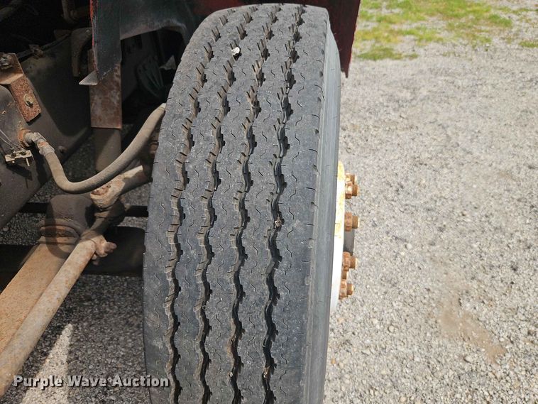 image for item EO8538 1990 International F8200 crane truck