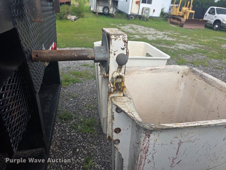 image for item EO8538 1990 International F8200 crane truck