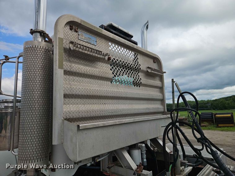 image for item EO8543 2006 Peterbilt 379 semi truck