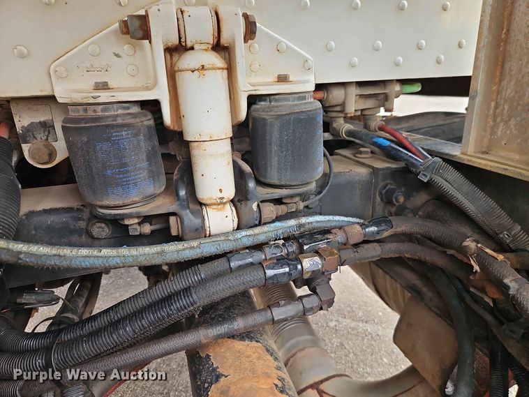 image for item EO8543 2006 Peterbilt 379 semi truck