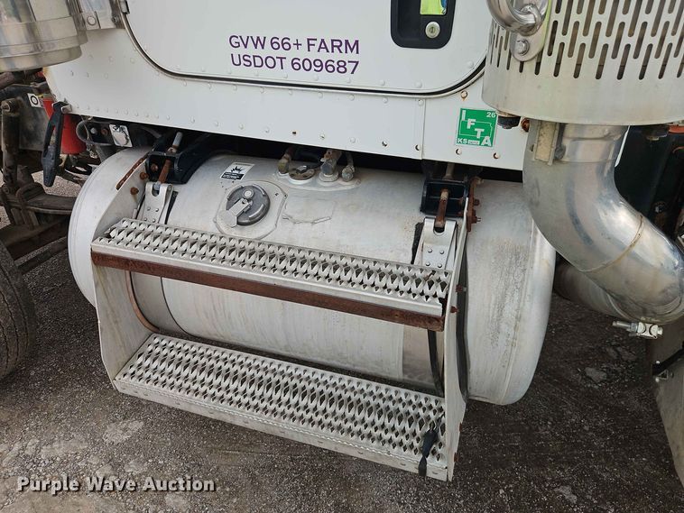 image for item EO8543 2006 Peterbilt 379 semi truck
