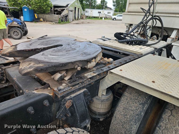 image for item EO8543 2006 Peterbilt 379 semi truck