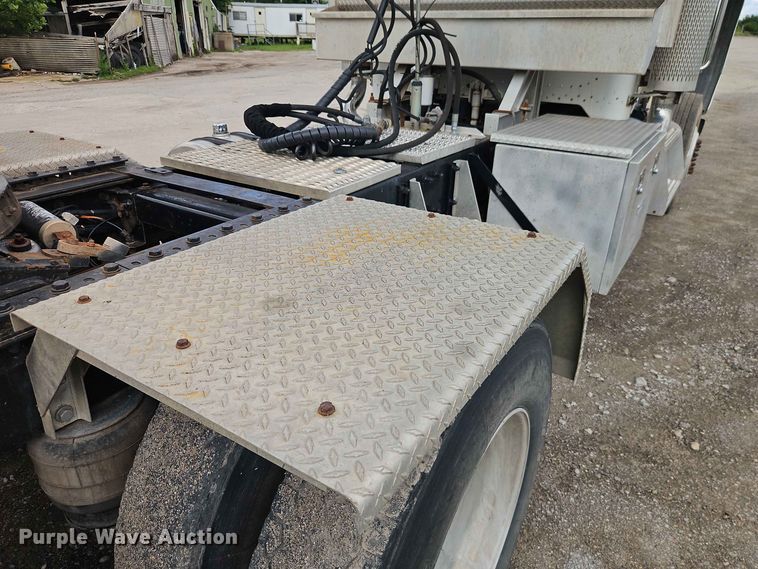 image for item EO8543 2006 Peterbilt 379 semi truck