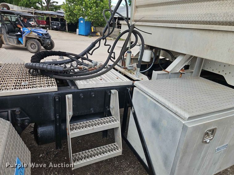 image for item EO8543 2006 Peterbilt 379 semi truck