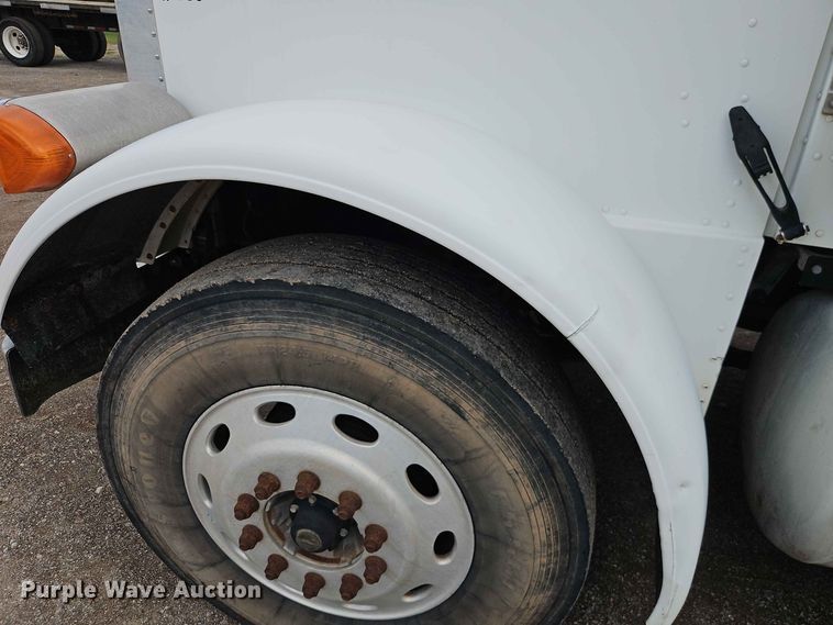 image for item EO8543 2006 Peterbilt 379 semi truck