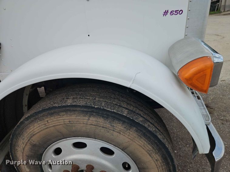 image for item EO8543 2006 Peterbilt 379 semi truck
