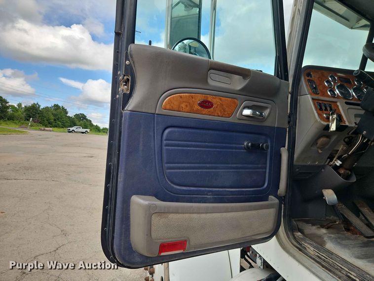 image for item EO8543 2006 Peterbilt 379 semi truck
