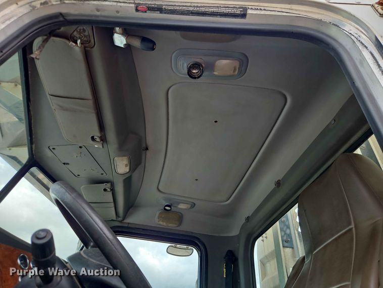 image for item EO8543 2006 Peterbilt 379 semi truck