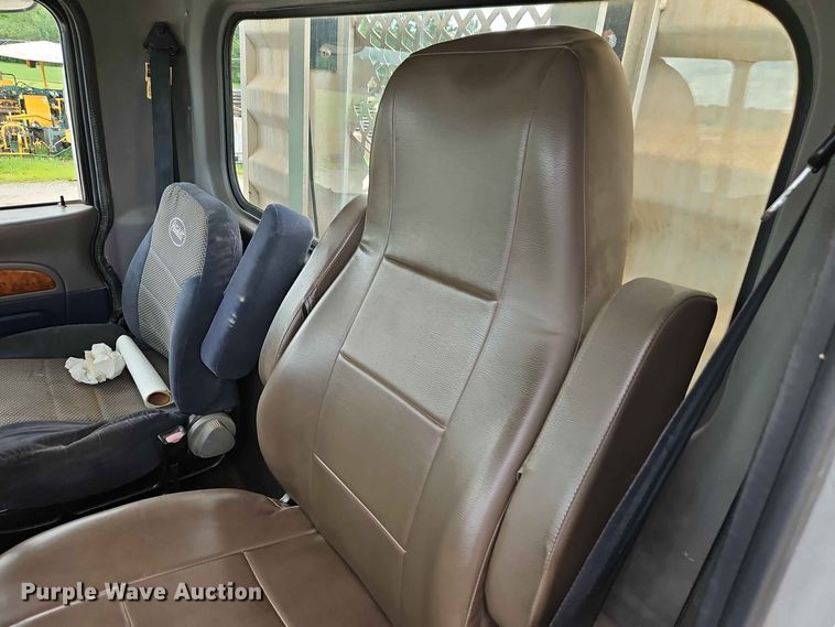 image for item EO8543 2006 Peterbilt 379 semi truck