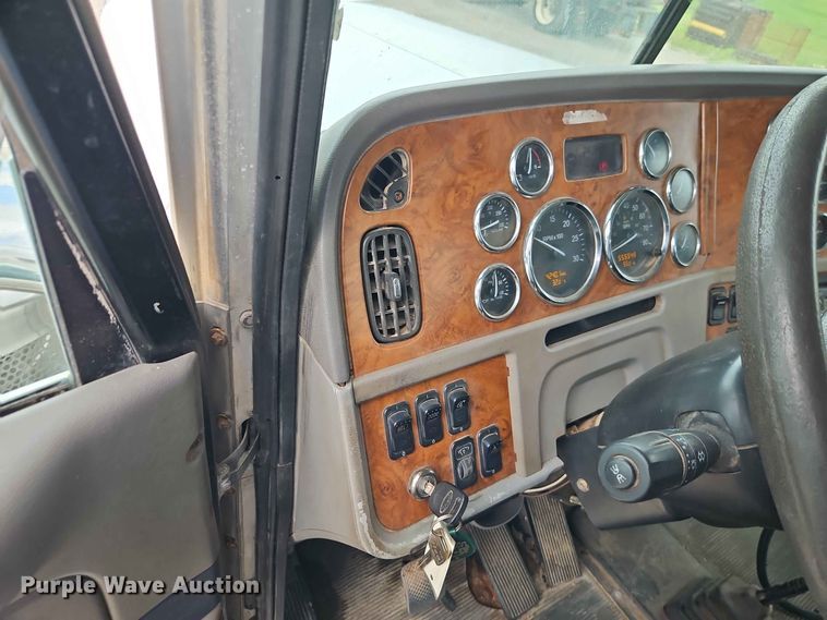image for item EO8543 2006 Peterbilt 379 semi truck