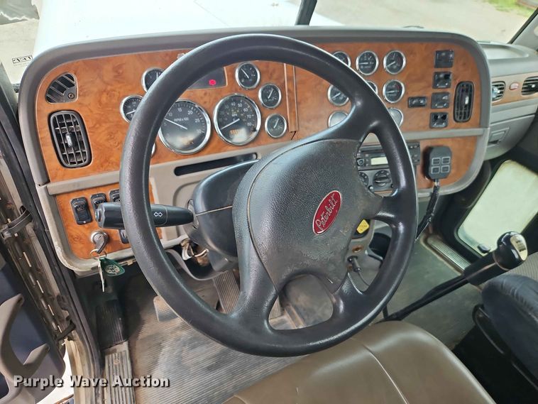 image for item EO8543 2006 Peterbilt 379 semi truck