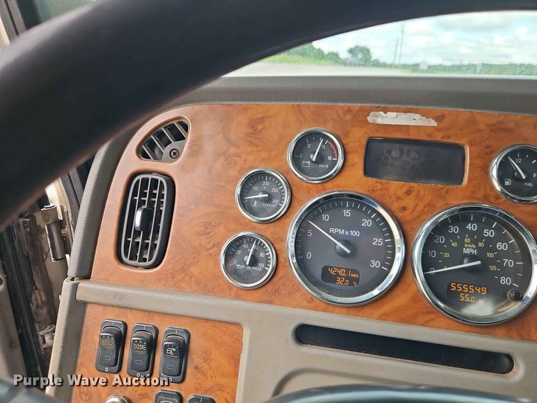 image for item EO8543 2006 Peterbilt 379 semi truck