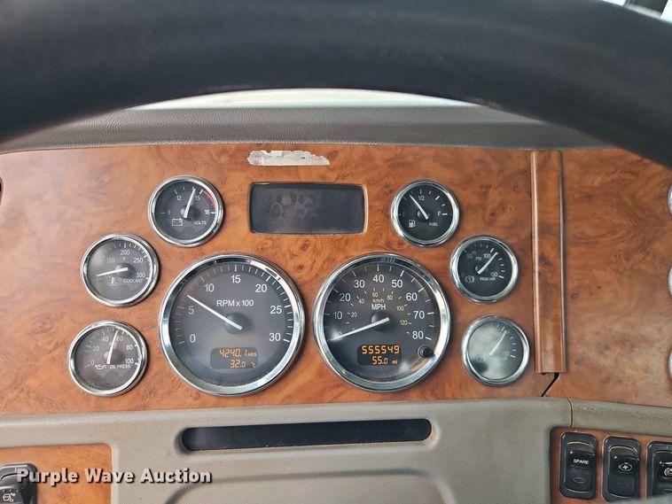 image for item EO8543 2006 Peterbilt 379 semi truck