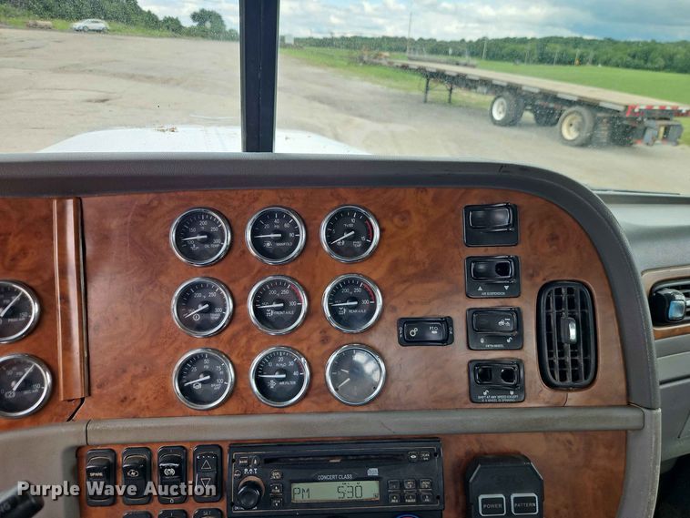 image for item EO8543 2006 Peterbilt 379 semi truck