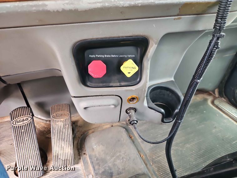 image for item EO8543 2006 Peterbilt 379 semi truck