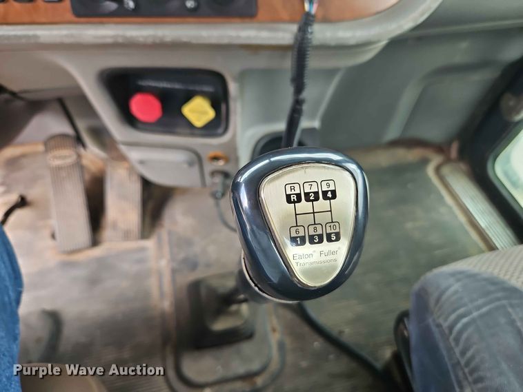 image for item EO8543 2006 Peterbilt 379 semi truck