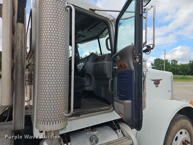 image for item EO8543 2006 Peterbilt 379 semi truck