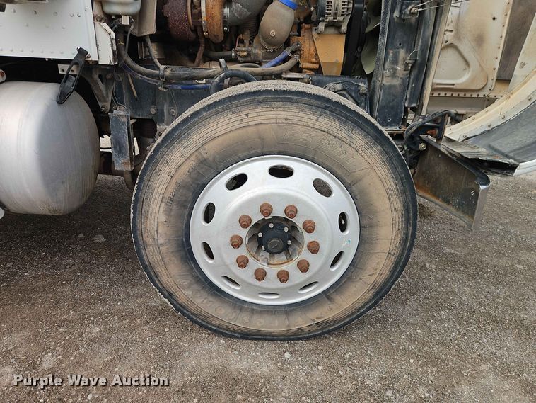 image for item EO8543 2006 Peterbilt 379 semi truck