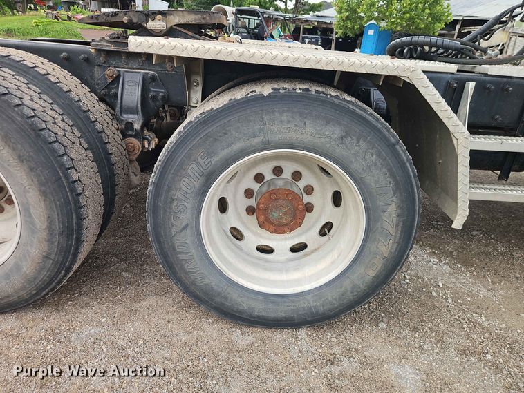 image for item EO8543 2006 Peterbilt 379 semi truck