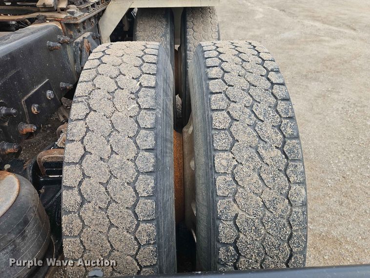 image for item EO8543 2006 Peterbilt 379 semi truck