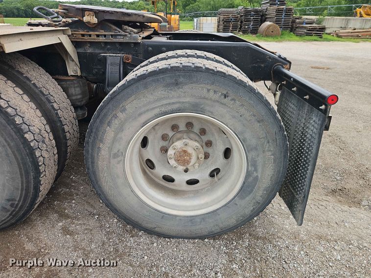 image for item EO8543 2006 Peterbilt 379 semi truck
