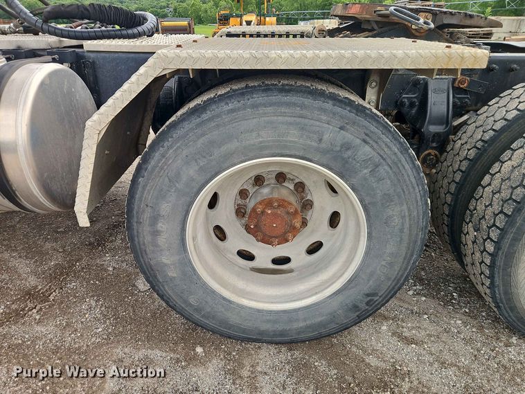 image for item EO8543 2006 Peterbilt 379 semi truck