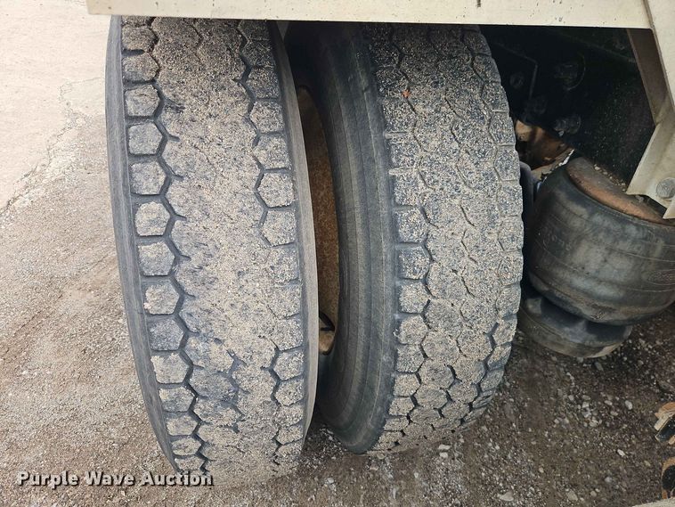 image for item EO8543 2006 Peterbilt 379 semi truck