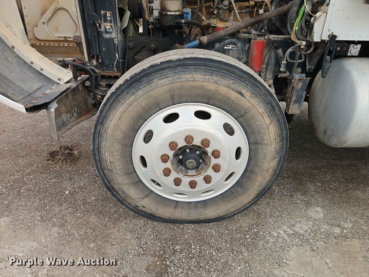 image for item EO8543 2006 Peterbilt 379 semi truck