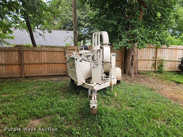 image for item EO8550 2006 Woodchuck WC1200CF wood chipper